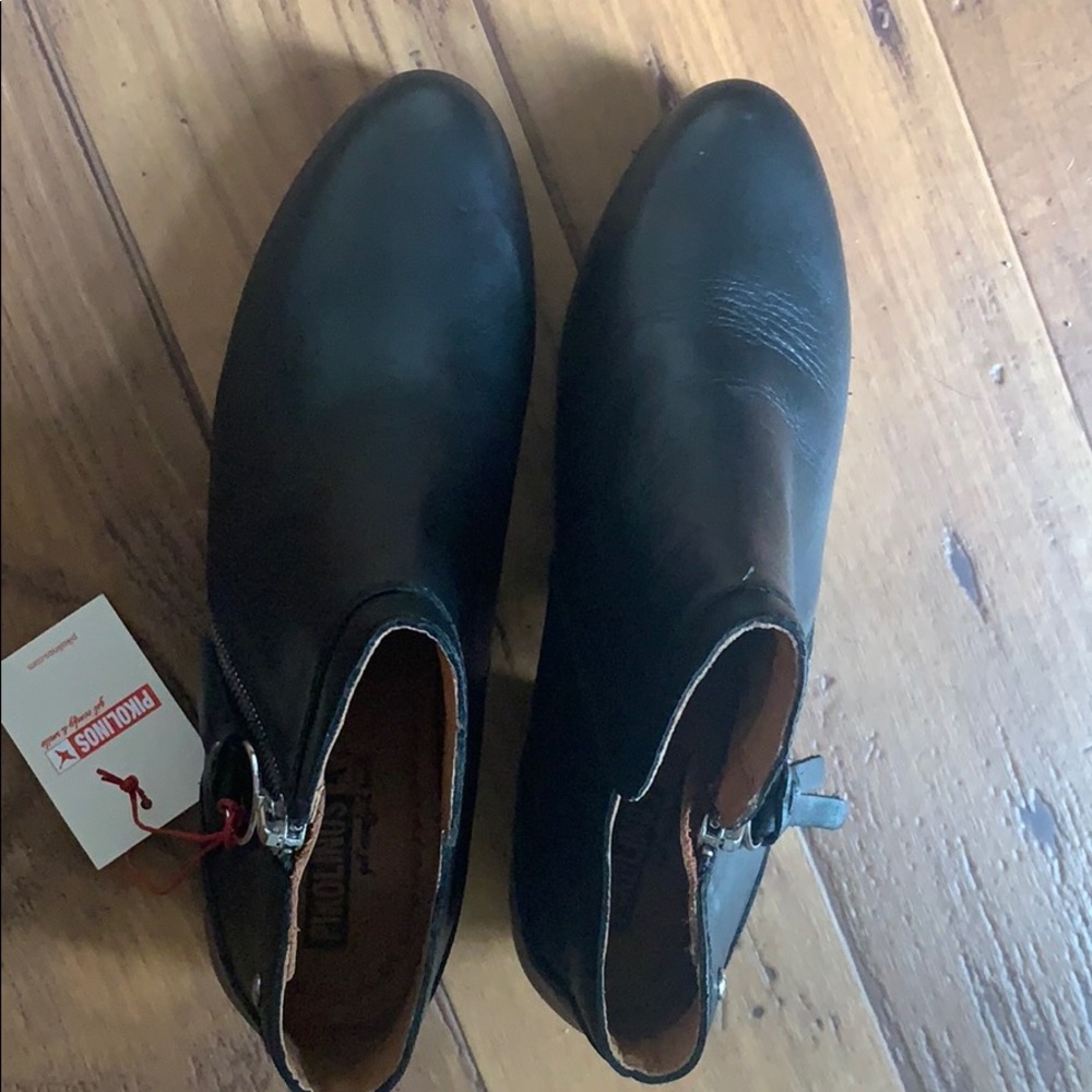 Black short Pikolinos shoes